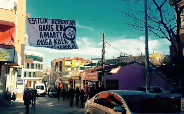 Polisin ‘Ayağa kalk’ korkusu: İkitelli’de 8 Mart pankartı söküldü