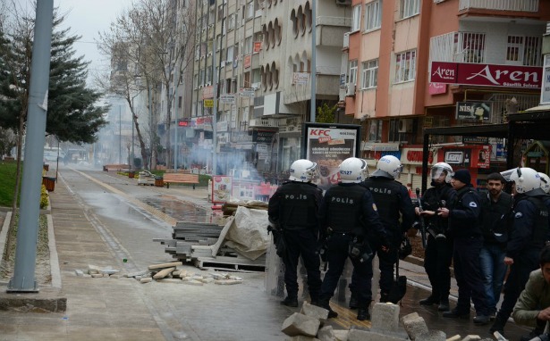 Diyarbakır&#8217;da Sur yürüyüşüne polis saldırısı