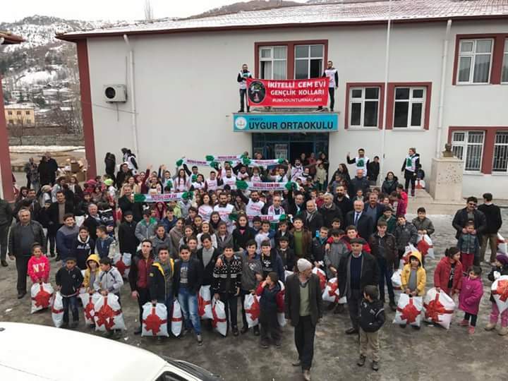 İkitelli Cemevi&#8217;nden çocuklara hediye: Onların yüzünü ne kadar güldürsek azdır