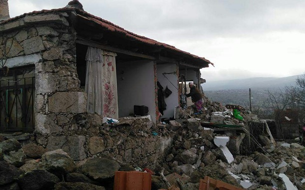Çanakkale&#8217;de 5 şiddetindeki depremde 12 köy hasar gördü, hayvanlar telef oldu