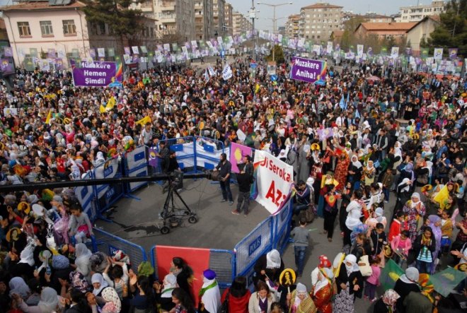 Kadınlar yasakları bir bir kaldırtıyor: Diyarbakır&#8217;da 8 Mart mitingine izin