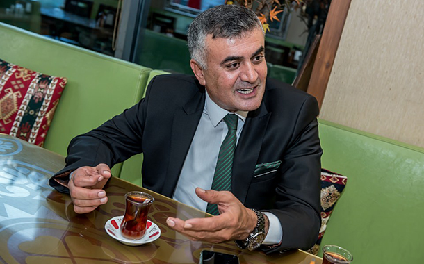 Bir Adil Gür komedyası: “Yüzde 61 evet” iddiası, manipülasyonun ilk adımı