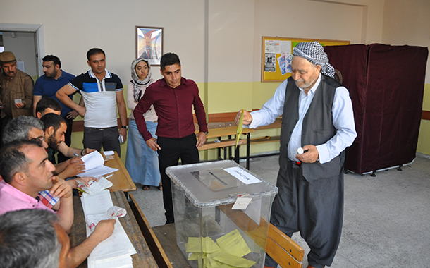 Yüksekova&#8217;da sandık başkanlarının tamamı AKP üyesi
