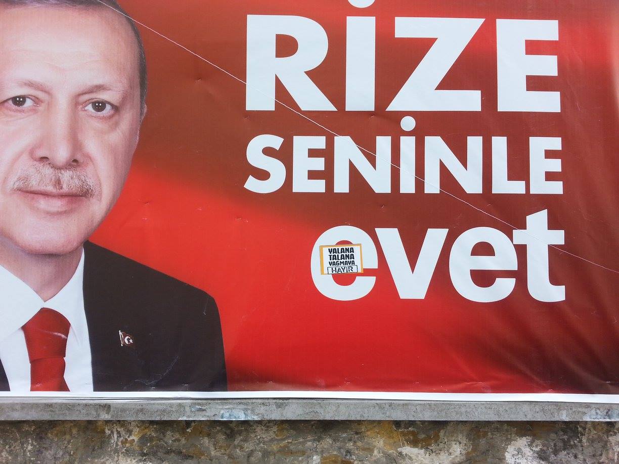 Erdoğan&#8217;ın &#8220;evet&#8221; reklamına &#8220;hayır&#8221; stickerı yapıştırana soruşturma