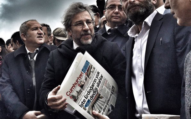 Hakkında tutuklama kararı verilen Dündar: Ortada bir suç var ama bizim değil iktidarın