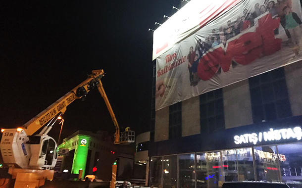 AKP, Saadet Partisi binasına vinçle “evet” pankartı astırdı
