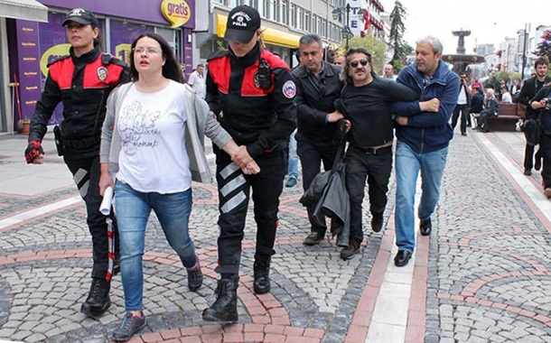 Edirne&#8217;de KHK protestosuna polis saldırısı: 5 gözaltı