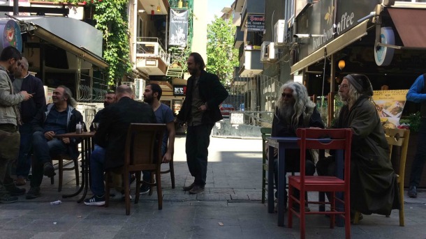 Ankara&#8217;da polis ablukasına alınan esnaf masa sandalyeyi sokağa indirdi