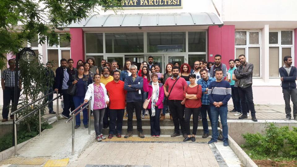 Muğla&#8217;da ihraç edilen akademisyenleri öğrencileri yalnız bırakmadı