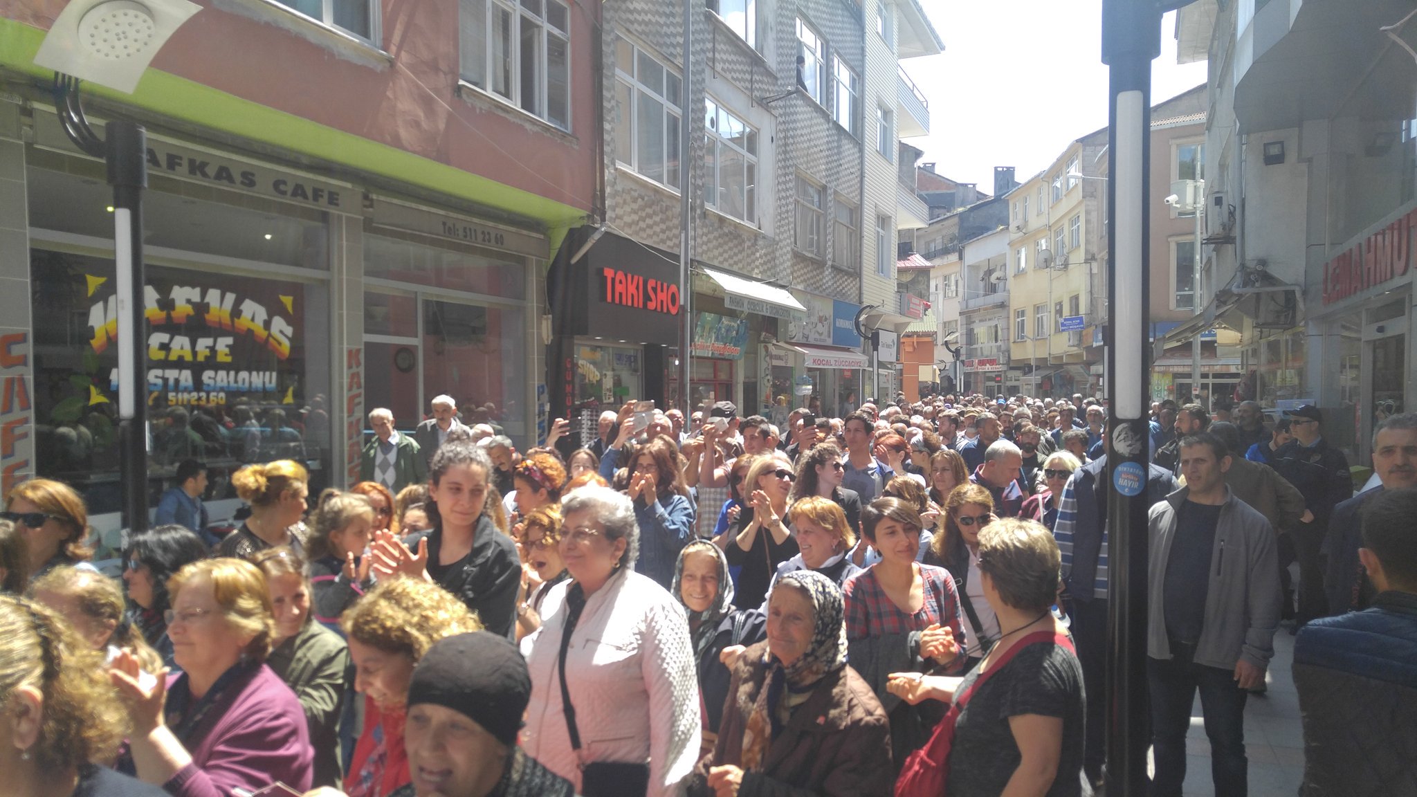 Fındıklı halkı HES’e karşı yol kesti, ÇED heyeti toplantı yapamadı