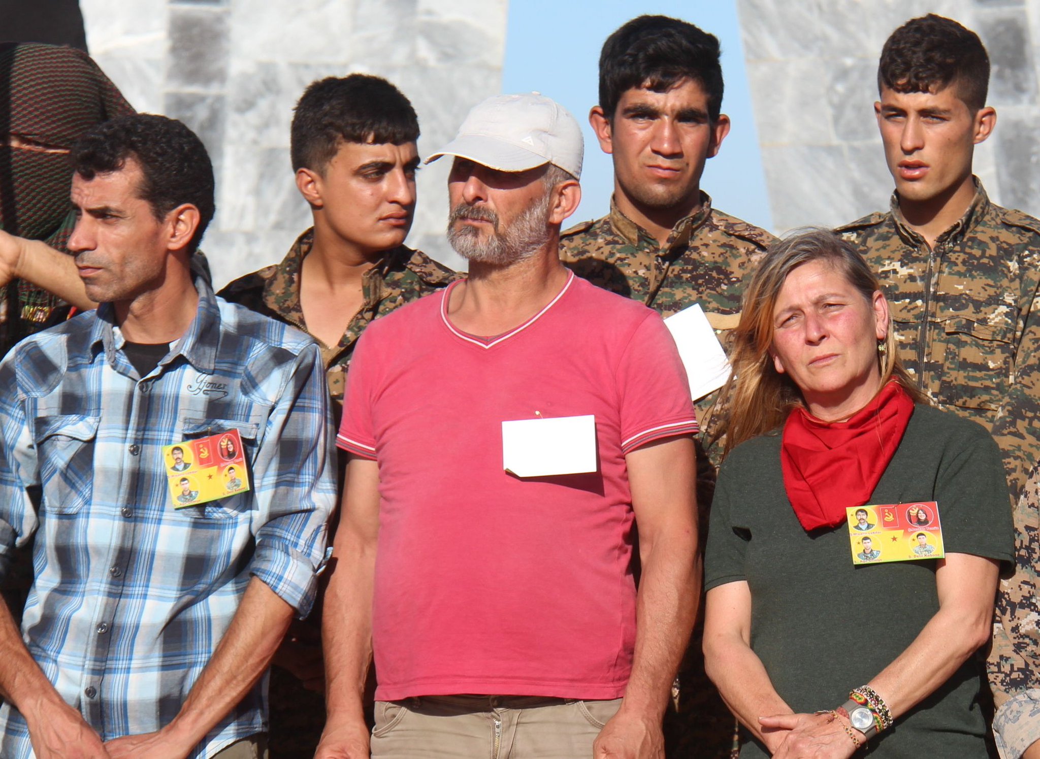 Kırmızı fularlı kız Ayşe Deniz&#8217;in annesi ve babası adli kontrolle serbest