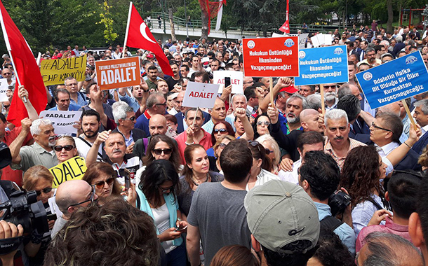 Maçka&#8217;da Adalet Nöbeti başladı: &#8220;Kılıçdaroğlu gelene kadar buradayız&#8221;