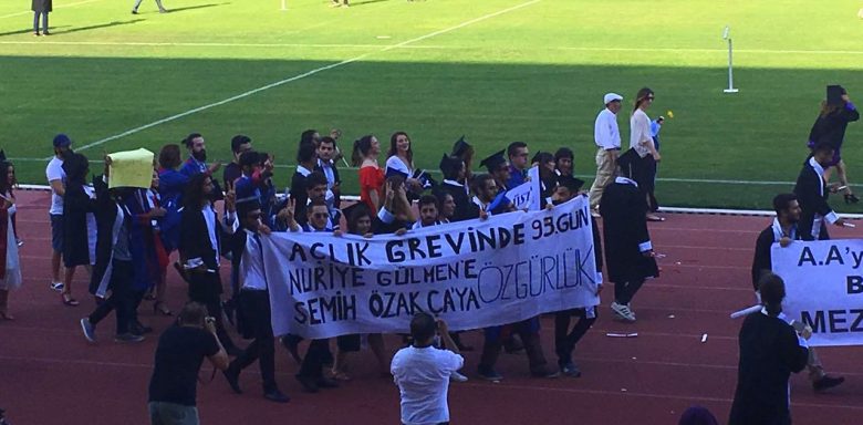 Akdeniz Üniversitesi mezuniyet pankartına operasyon: Çok sayıda gözaltı var