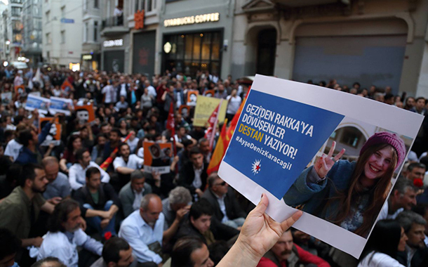 Sosyalist gençlere Karacagil’in fotoğrafını taşıdıkları gerekçesiyle gözaltı