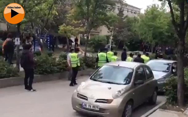 Faşistler tekbirlerle taşlar, özel güvenlik ellerini kavuşturup bakar!