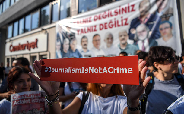 Kahrolsun istibdat, yaşasın hürriyet!* &#8211; Mehveş Evin (Artı Gerçek)