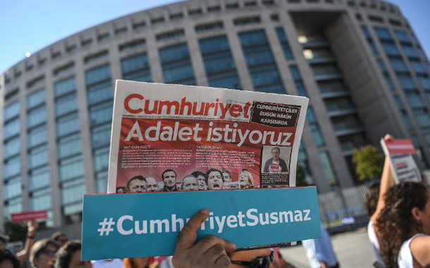 Adliye önünde adalet nöbeti ikinci gününde: #GazetecilereÖzgürlük