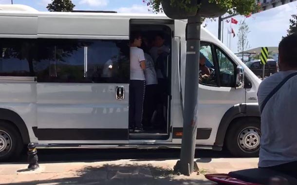 Çocukları tekbirle yürütenlere yurttaş tepkisi: &#8220;Sizin devriniz de geçecek!&#8221;
