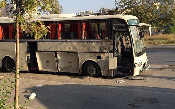 İzmir&#8217;de servis aracının geçişi sırasında patlama: 8 yaralı