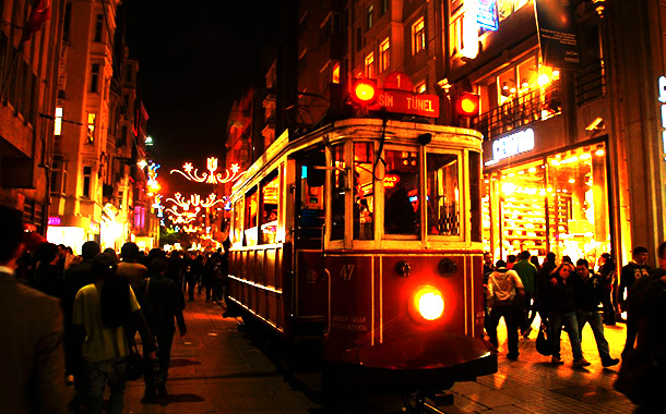 bir beyoğlu hikâyesi &#8211; ayşe düzkan (Artı Gerçek)