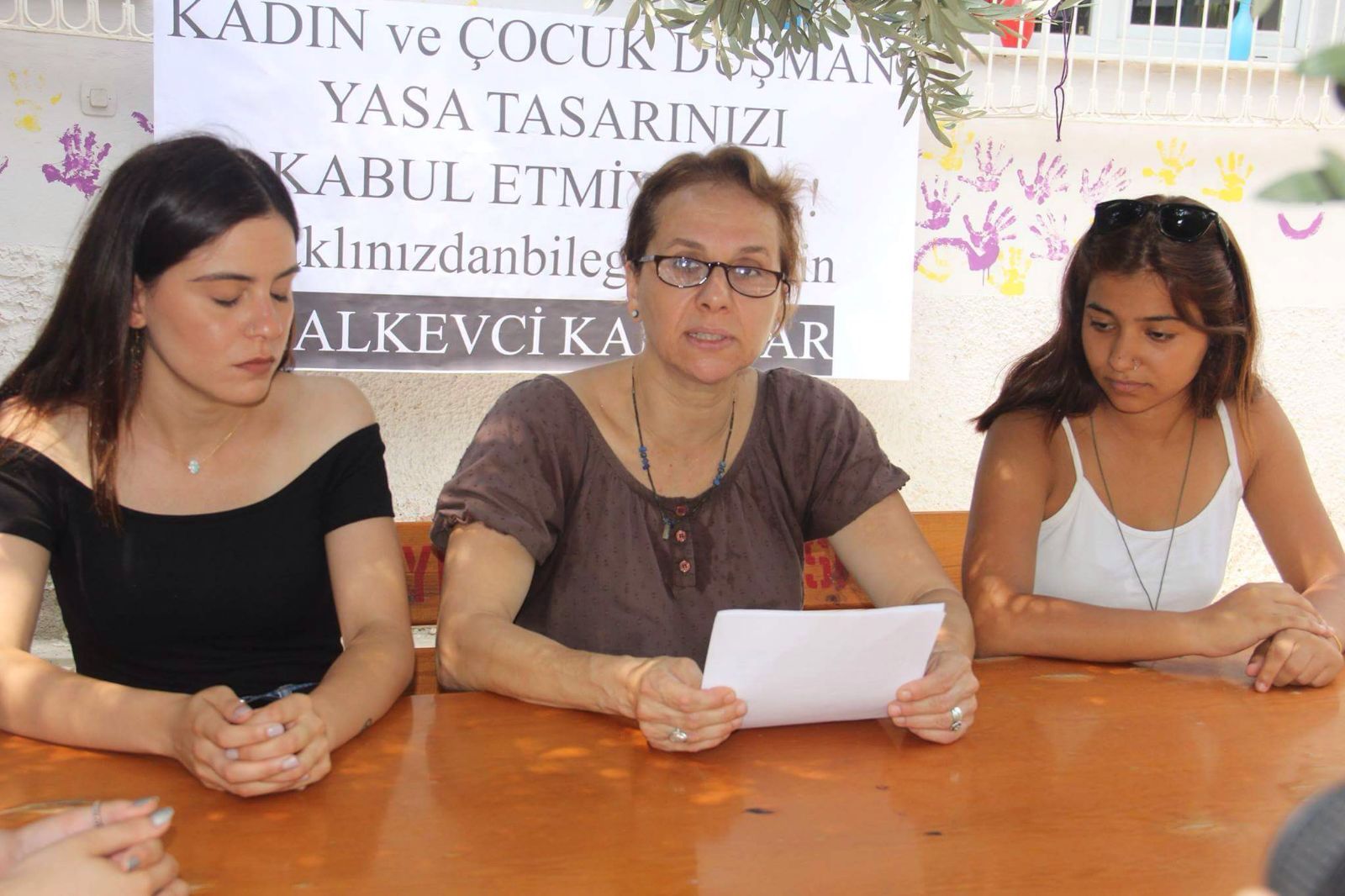 Müftülere nikah yetkisi verilmesine karşı bir tepki de Adanalı kadınlardan