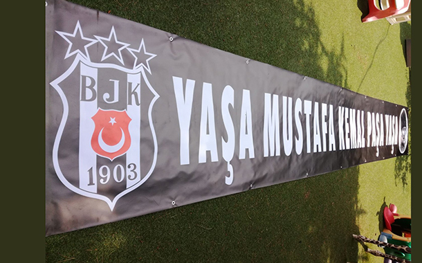 Beşiktaş taraftarı İzmir Marşı’nı söyledi Konyaspor cevap verdi: &#8220;PKK dışarı&#8221;