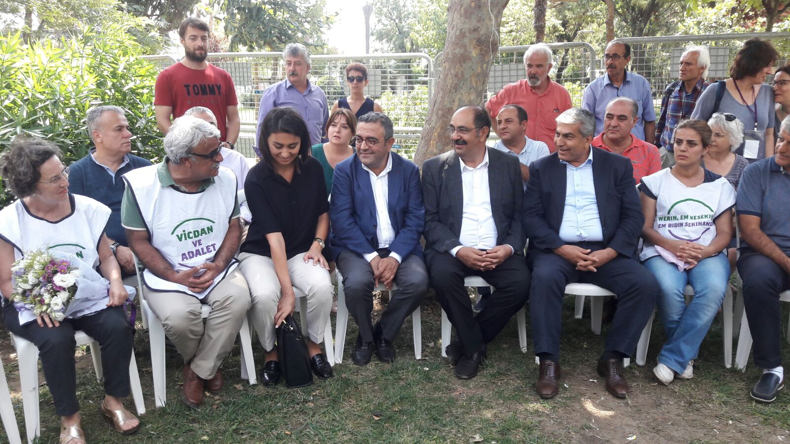 İstanbul&#8217;da 2. gün: Vicdan ve Adalet Nöbeti&#8217;ne CHP&#8217;den ziyaret