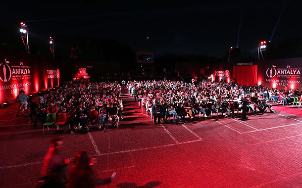 Antalya Film Festivali'nde "İnsan Seli" filminin gösteriminde neler yaşandı?