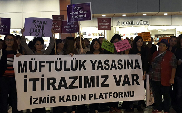İzmirli kadınlar müftü nikahına karşı sokakta:&#8221;Meclisten geçse de tanımıyoruz&#8221;