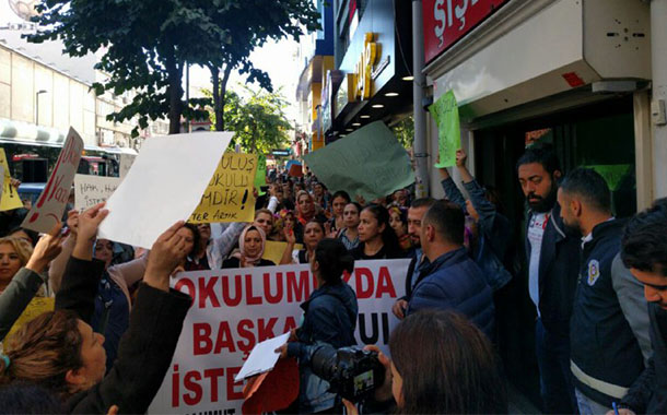 AVM için okulları taşınan veliler eylem yaptı: &#8220;Okulumuzu terk etmiyoruz&#8221;
