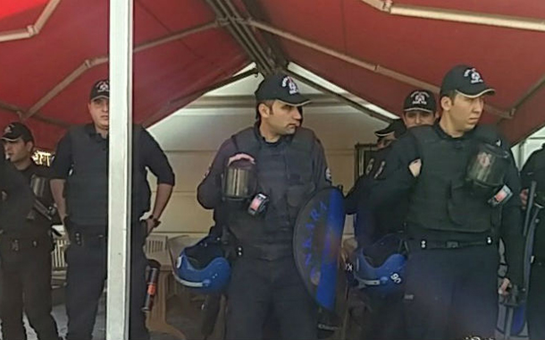 Gülmen’e destek için hastane önünde bekleyenlere polis saldırdı: 2 gözaltı