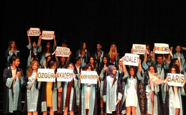 Ege Üniversitesi hızını alamadı, mezunlara da ceza verdi