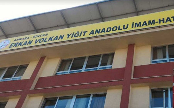 Ankara&#8217;da bir lise koridorunda &#8220;harem-selamlık&#8221; uygulama