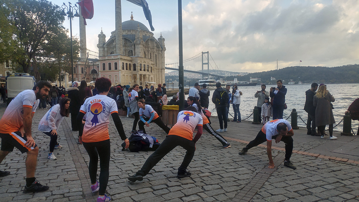 Kız çocukları okusun diye koşanlar İstanbul&#8217;un meydanlarında