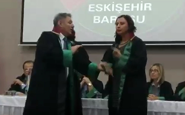 Eskişehir Baro Başkanı&#8217;ndan elini sıkmayan Av. Pınar Çelik Arpacı&#8217;ya şiddet