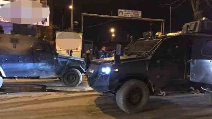 Diyarbakır&#8217;da DEDAŞ şubesine el yapımı patlayıcı ve el bombası atıldı