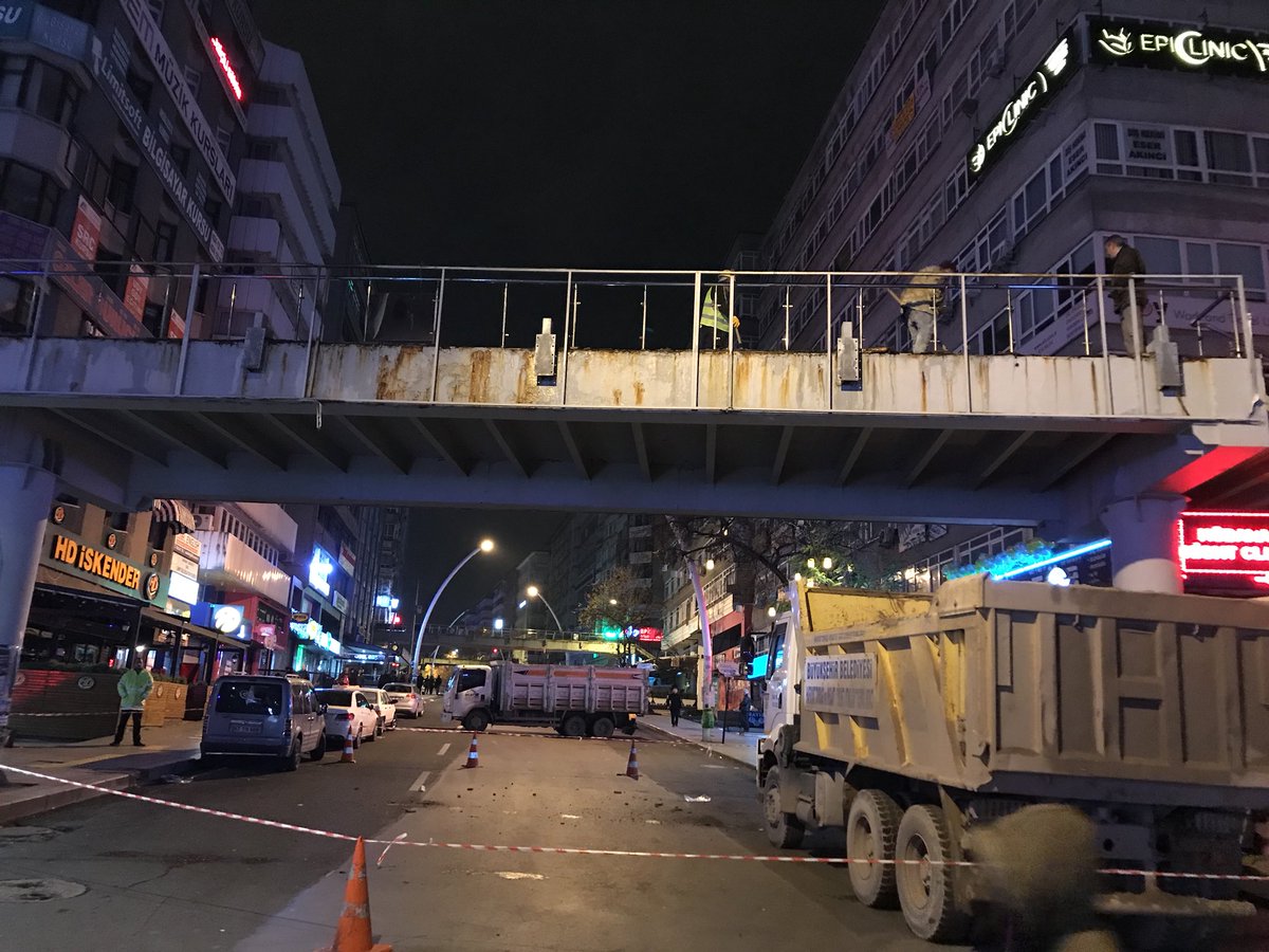 Kızılay&#8217;da üstünden geçenin olmadığı üstgeçitler söküldü