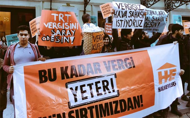 Vergi zulmünü protesto eden Halkevcilere polis saldırdı: Ne soygun bitti ne mücadele