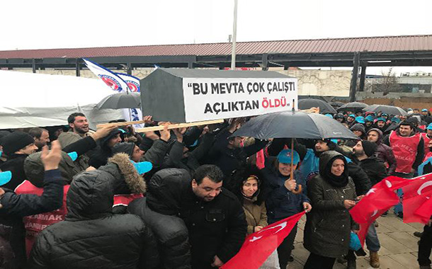 Metal işçilerinden tabutlu protesto: &#8220;Bu mevta çok çalıştı, açlıktan öldü&#8221;