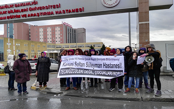 Kadınlar, 115 hamile çocuğun kaydını gizleyen hastanenin kapısına dayandı