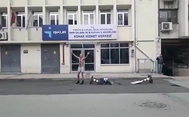 İzmir İŞKUR önünde soyunarak bağırdı: &#8220;İşçiyim ben, aç işçi!&#8221;