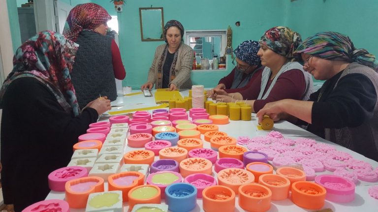 &#8220;Sevgisiz&#8221;lerin giremediği &#8220;pek kadın&#8221; bir köy: Yırca &#8211; Sare Kaynak (Çatlak Zemin)