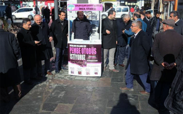 &#8216;Pembe otobüs&#8217; için imza toplayanlar da atanlar da erkekler