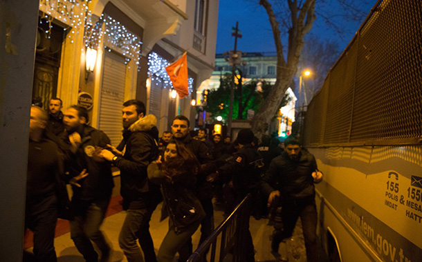 EHP&#8217;nin İran protestosuna polis saldırdı: En az 7 gözaltı