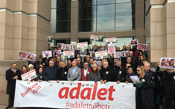 Adalet Nöbeti&#8217;nin 40. haftasında &#8220;tek tip elbise&#8221; tepkisi