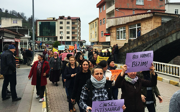 Kemalpaşalı kadınlar çocuk istismarına karşı sokaktaydı