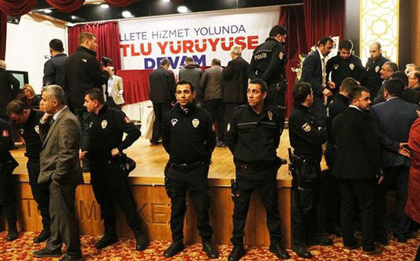 Kulislerde pazarlıklar, vekillik için istifalar