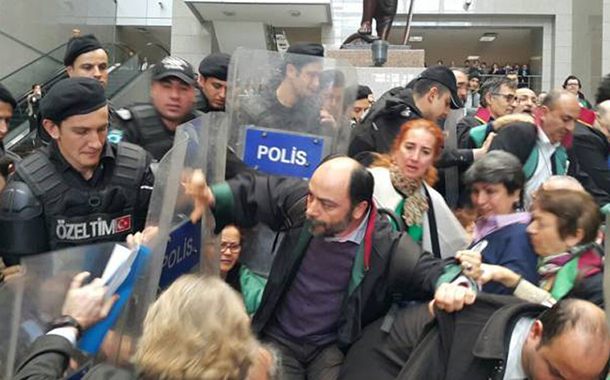 Adalet Nöbeti tutan avukatlara &#8220;devlet otoritesini sarsmak&#8221; suçlamasıyla dava