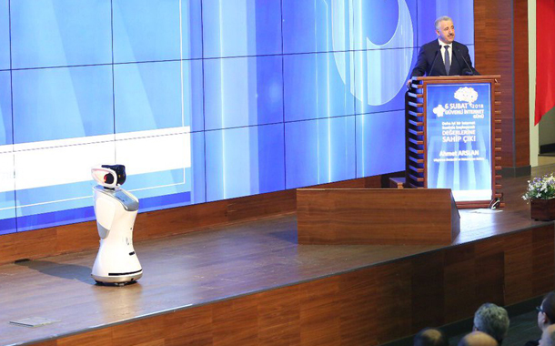 Bakan Arslan, sözünü kesen robotu da sansürletti: &#8220;Gereğini yapın!&#8221;