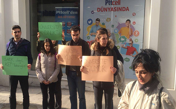 Üniversitelilerden sarık tepkisi: ”Sarıklının hükmü, kepliye geçmez!”